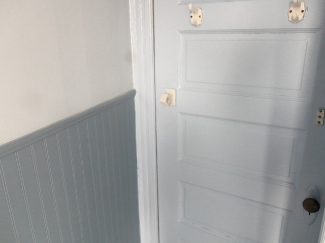 The door is supposed to be the same color as the lower part of the wall.  Not even close.